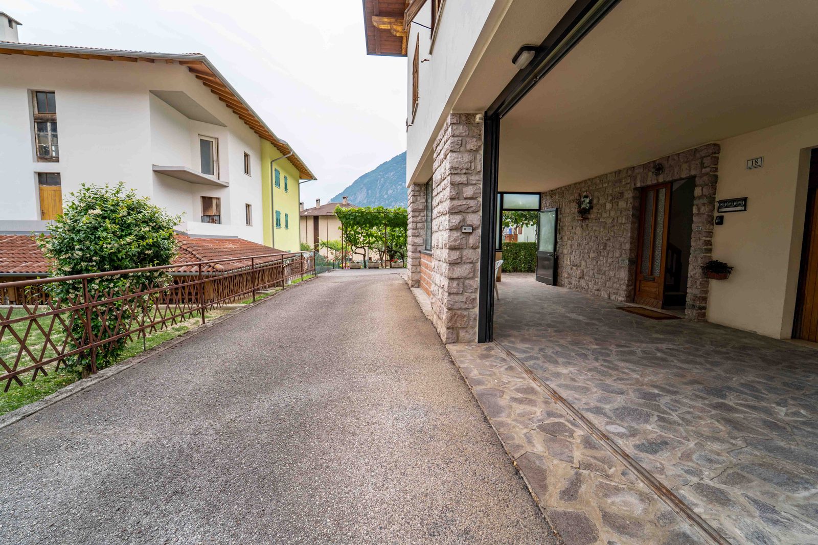 L'ingresso e il parcheggio